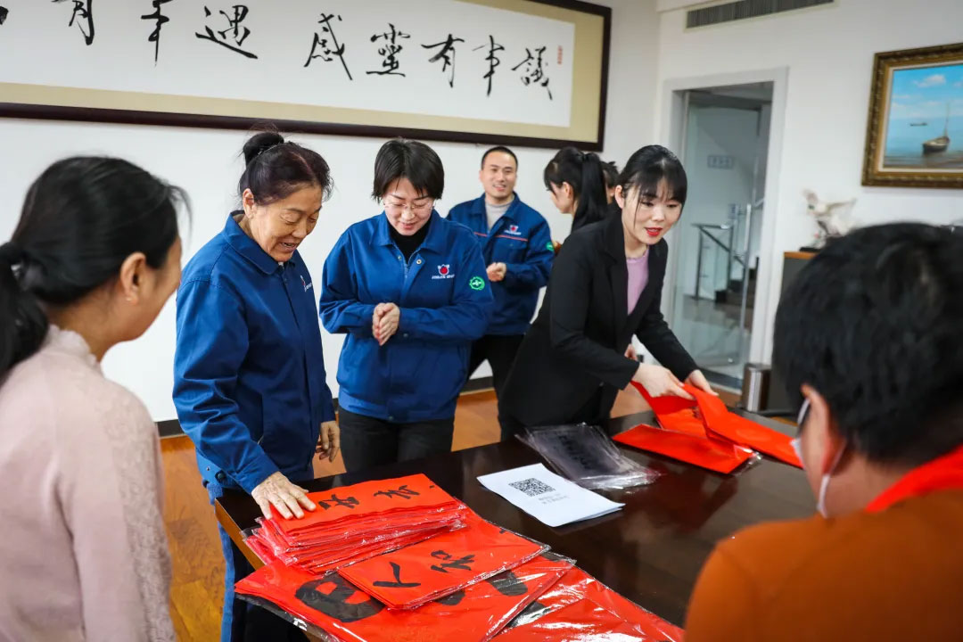 经开区 “迎新春 送万福 进万家”活动 来到Ag官方平台